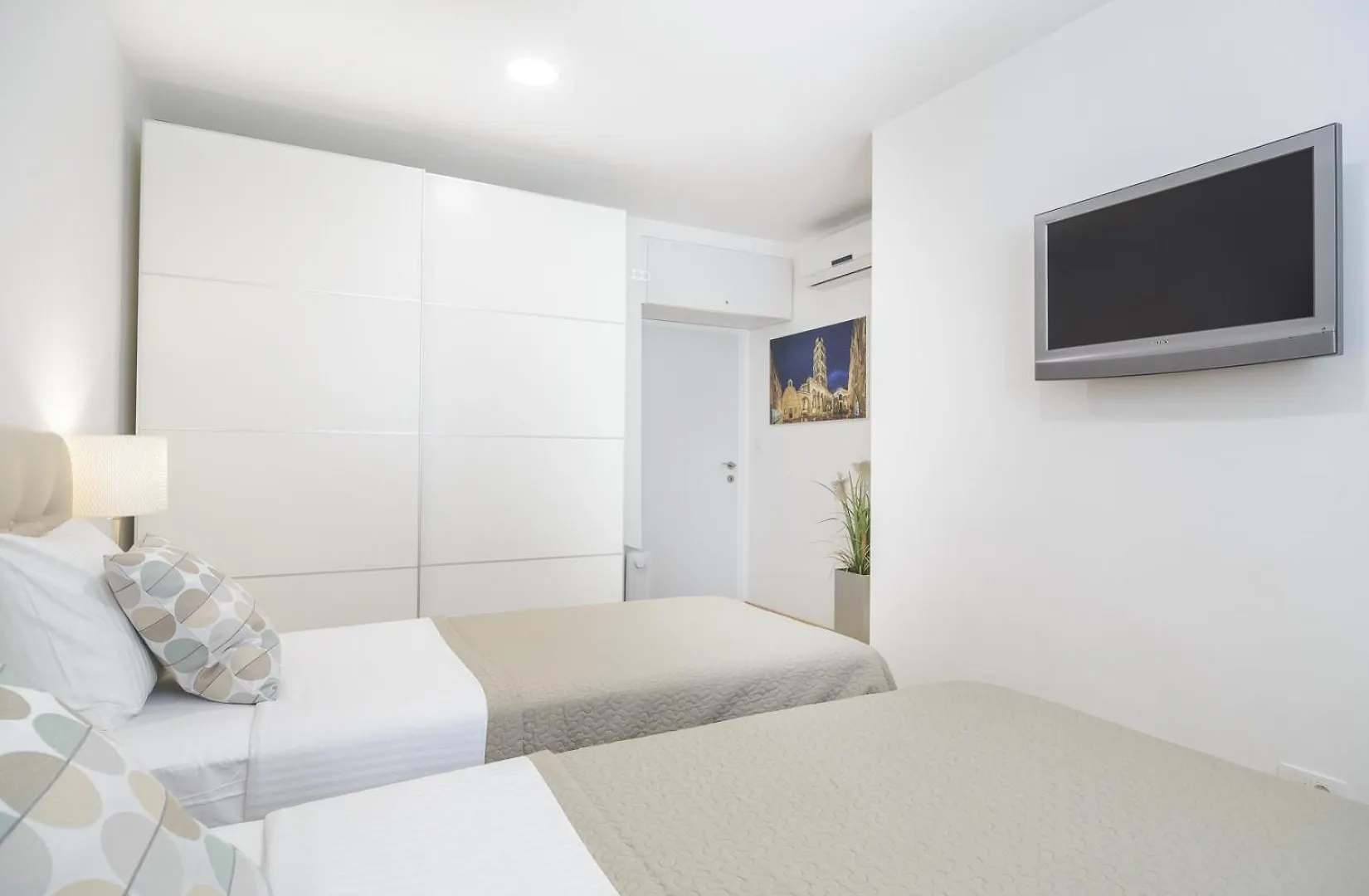 Holiday Home Aspalathos - With Free Parking, Near The Beach, A Few Minutes' Walking Distance To The Unesco Palace Split