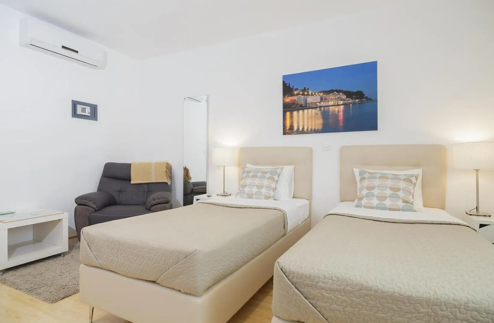 Holiday Home Aspalathos - With Free Parking, Near The Beach, A Few Minutes' Walking Distance To The Unesco Palace Split Croatia