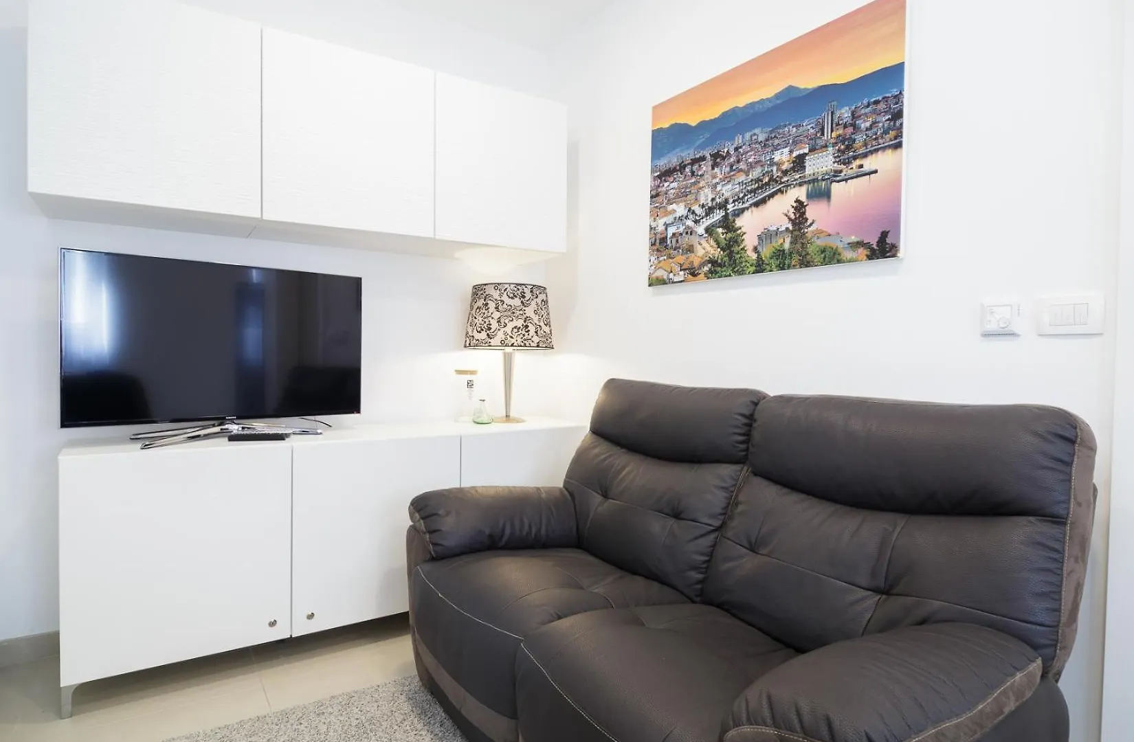 Holiday Home Aspalathos - With Free Parking, Near The Beach, A Few Minutes' Walking Distance To The Unesco Palace Split
