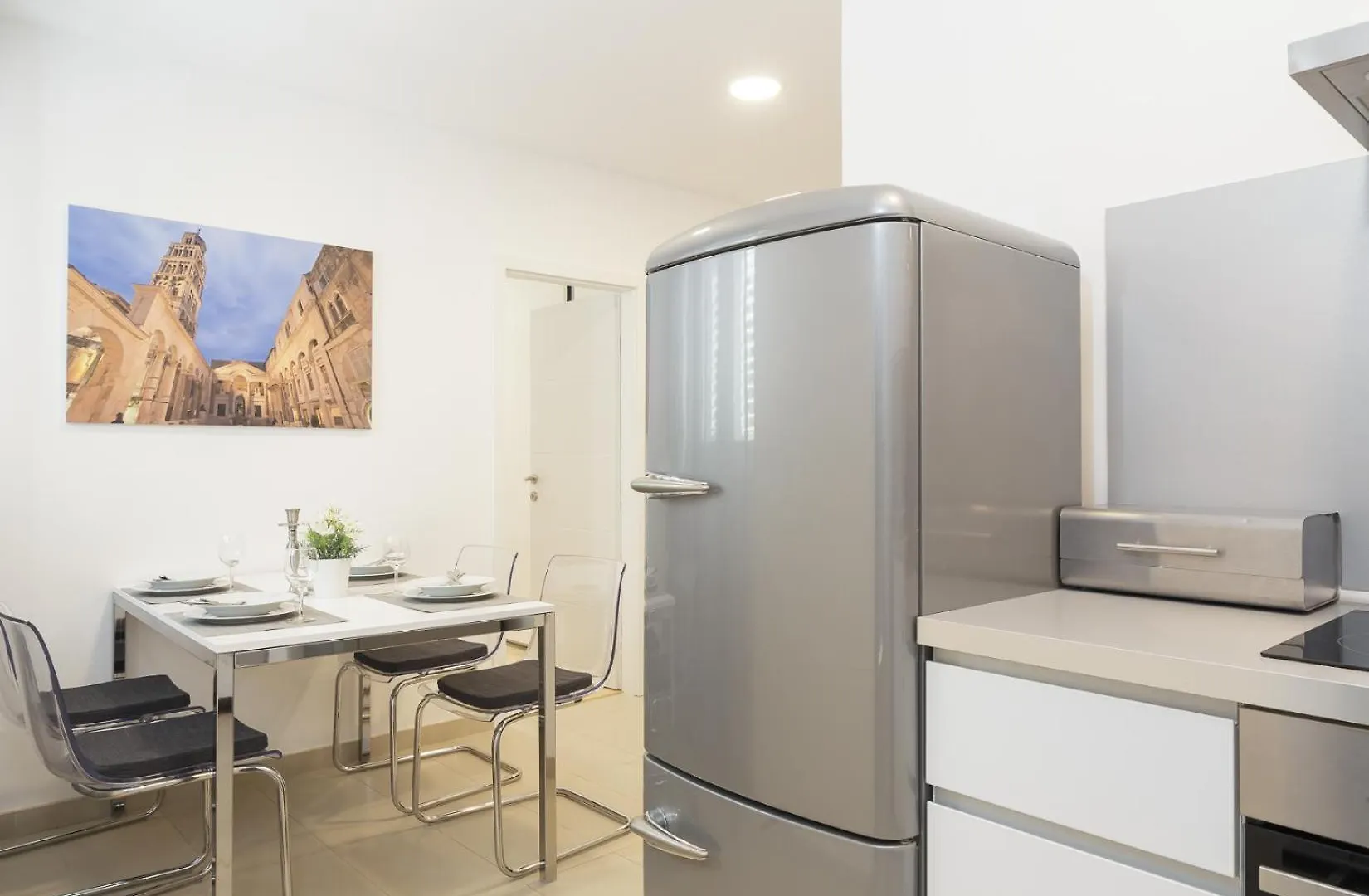 Holiday Home Aspalathos - With Free Parking, Near The Beach, A Few Minutes' Walking Distance To The Unesco Palace Split