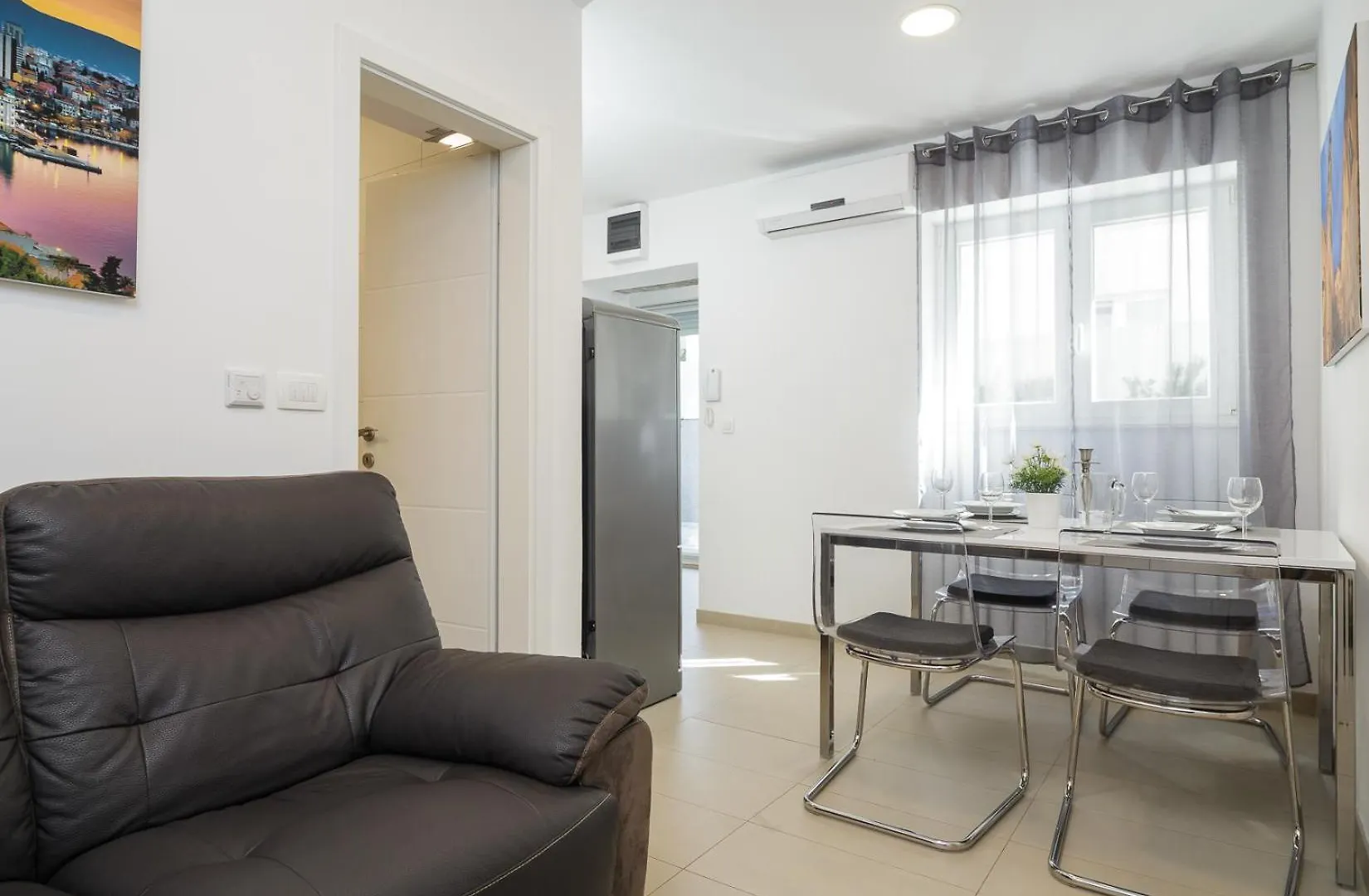 Holiday Home Aspalathos - With Free Parking, Near The Beach, A Few Minutes' Walking Distance To The Unesco Palace Split