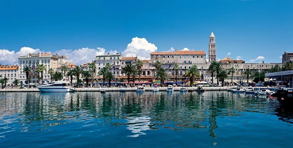 Holiday Home Aspalathos - With Free Parking, Near The Beach, A Few Minutes' Walking Distance To The Unesco Palace Split