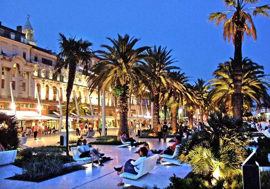 Holiday Home Aspalathos - With Free Parking, Near The Beach, A Few Minutes' Walking Distance To The Unesco Palace Split