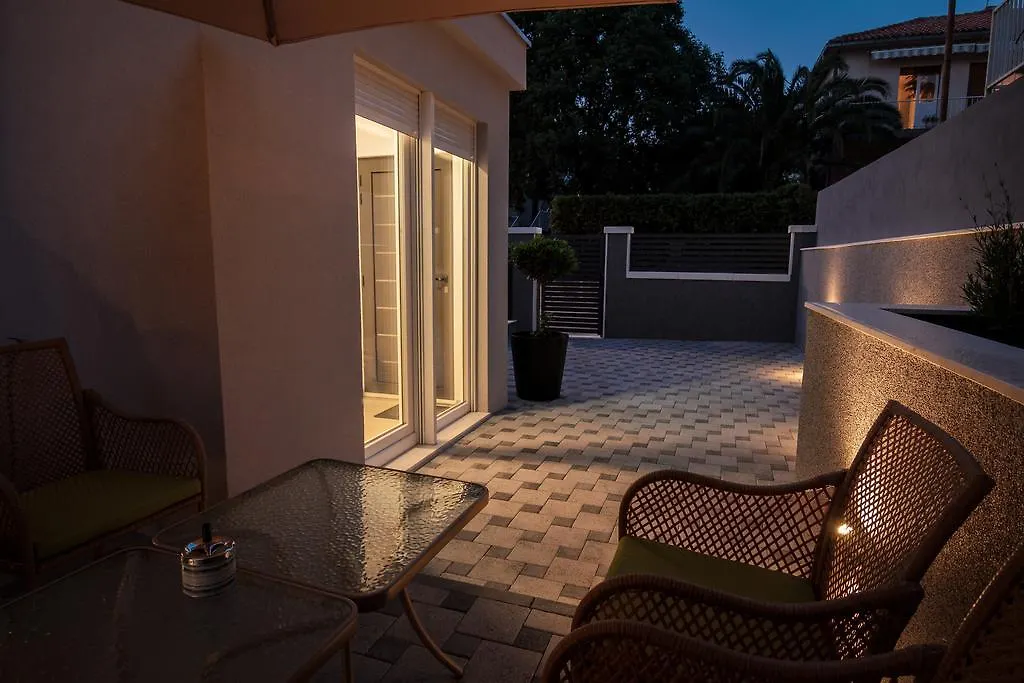 Holiday Home Aspalathos - With Free Parking, Near The Beach, A Few Minutes' Walking Distance To The Unesco Palace Split