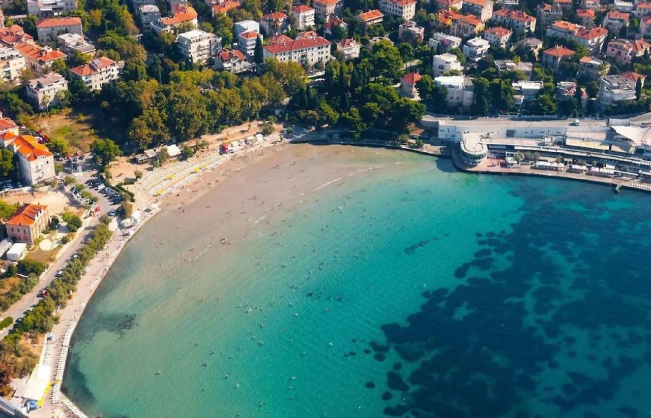Holiday Home Aspalathos - With Free Parking, Near The Beach, A Few Minutes' Walking Distance To The Unesco Palace Split