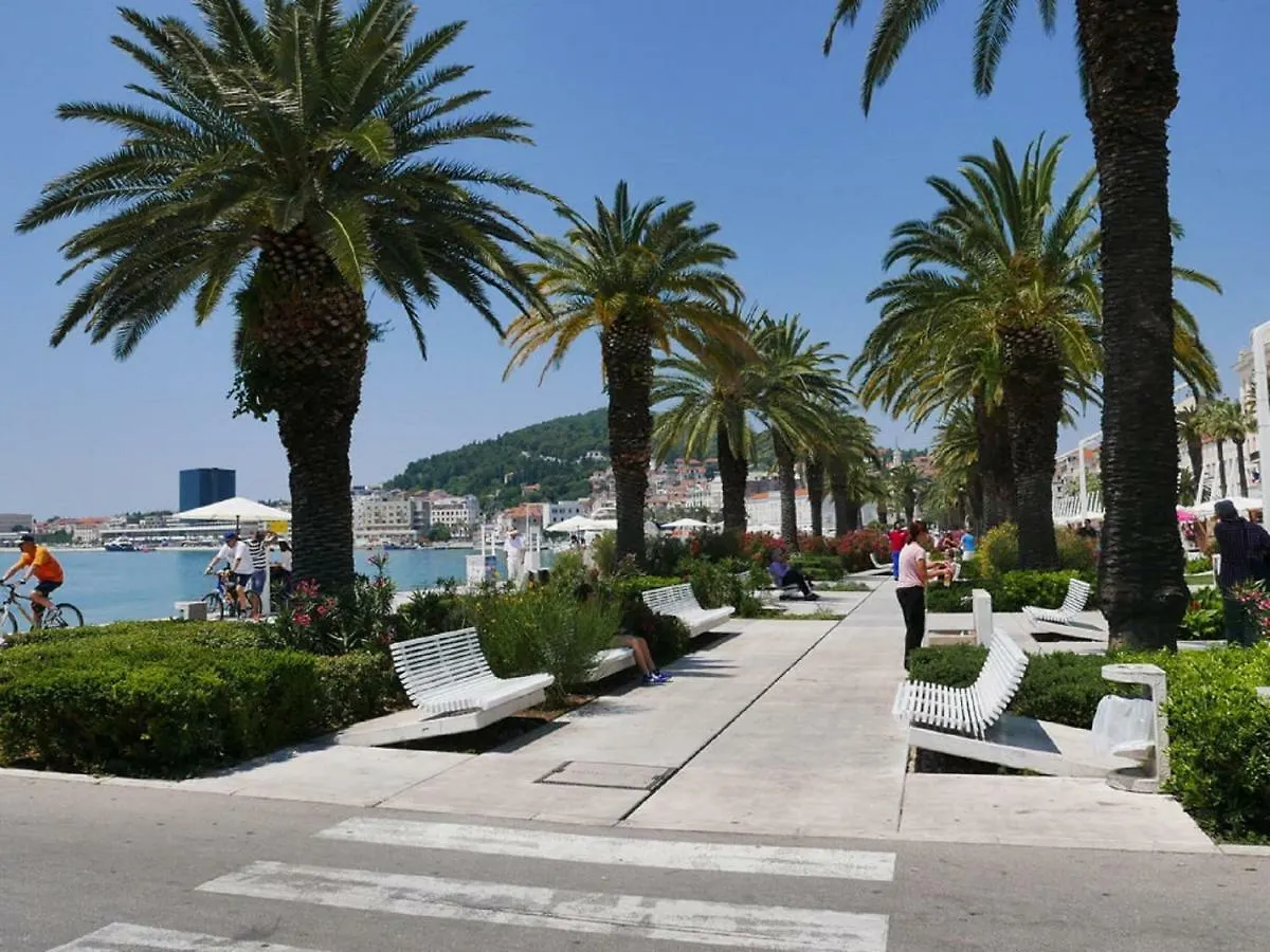 Holiday Home Aspalathos - With Free Parking, Near The Beach, A Few Minutes' Walking Distance To The Unesco Palace Split