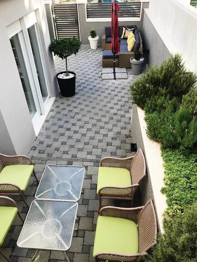 Holiday Home Aspalathos - With Free Parking, Near The Beach, A Few Minutes' Walking Distance To The Unesco Palace Split