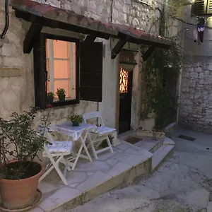 Andrea Center Split