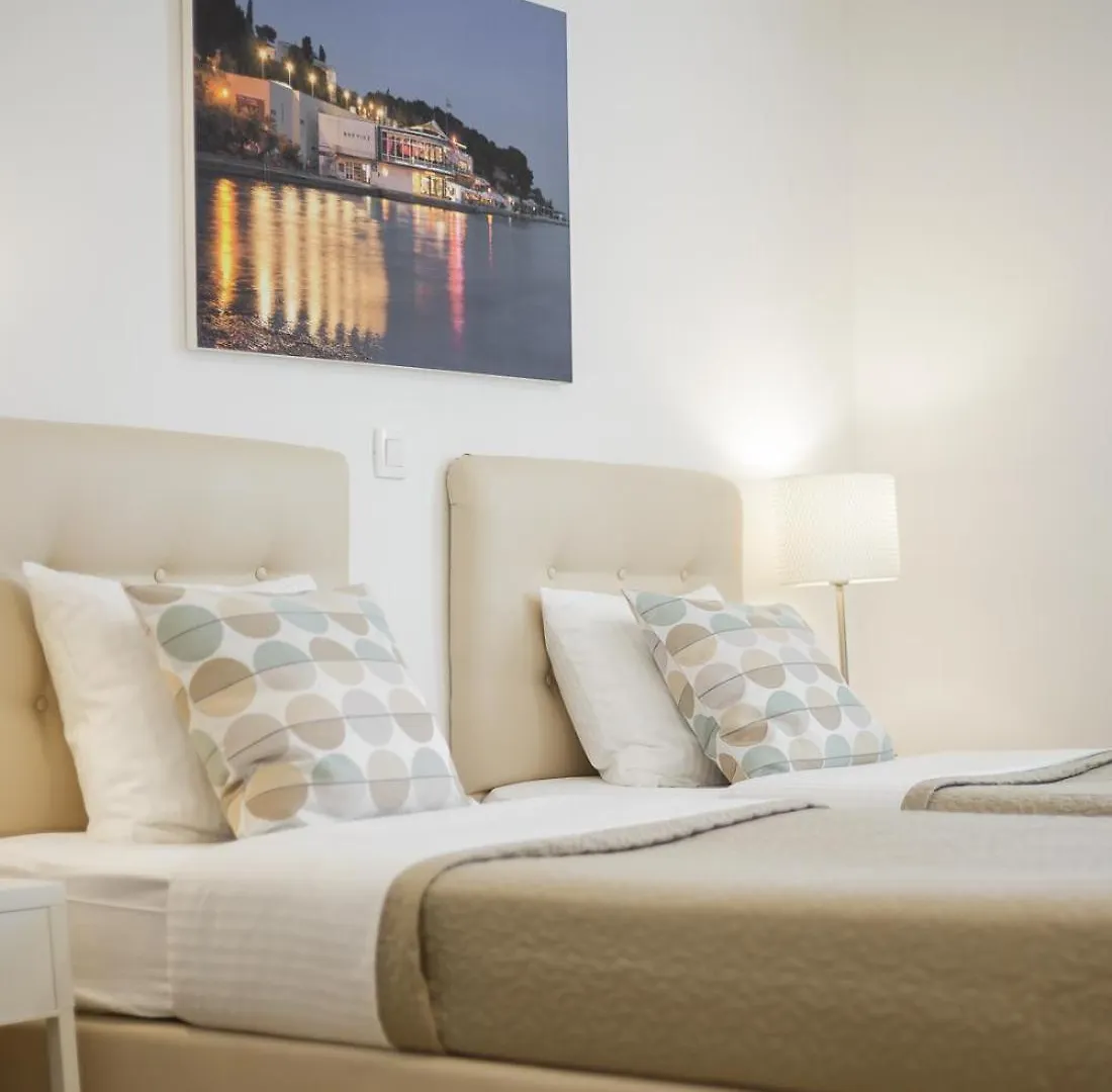 Holiday Home Aspalathos - With Free Parking, Near The Beach, A Few Minutes' Walking Distance To The Unesco Palace Split