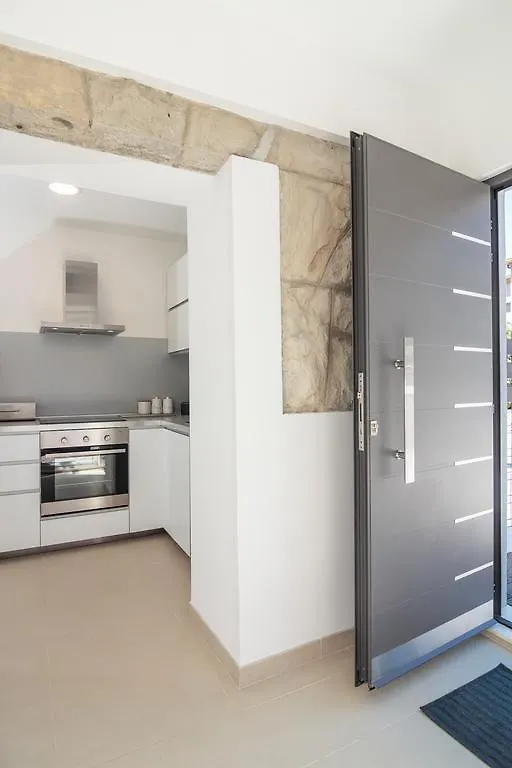 Holiday Home Aspalathos - With Free Parking, Near The Beach, A Few Minutes' Walking Distance To The Unesco Palace Split